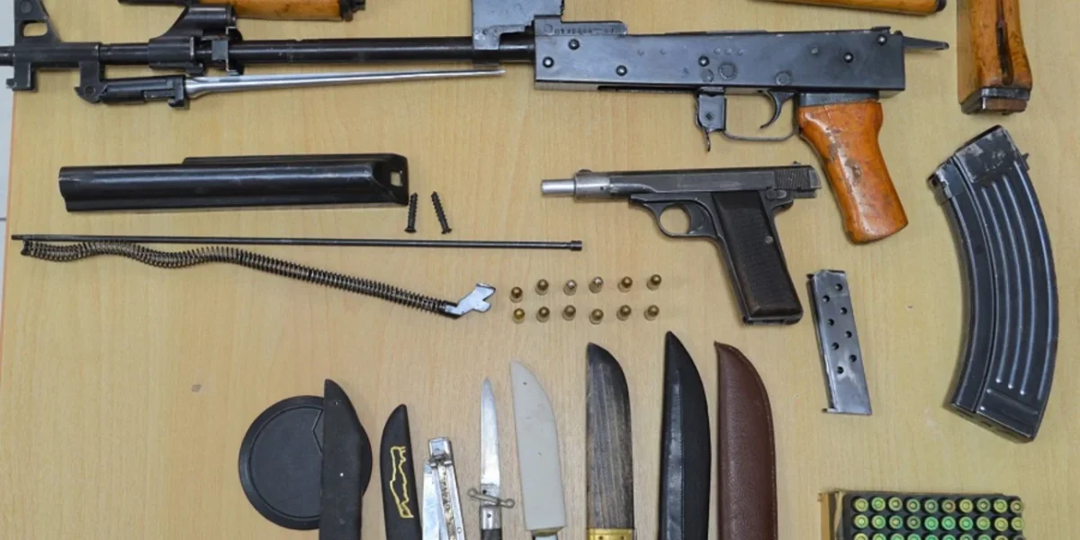 Ηράκλειο: 27χρονος κυκλοφορούσε με καλάσνικοφ στο ΙΧ και συνελήφθη – Βρήκαν ολόκληρο οπλοστάσιο