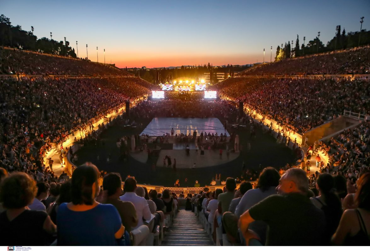 «Λίγο ακόμα να σηκωθούμε λίγο ψηλότερα» – Εικόνες από τη συναυλία για τα 100 χρόνια από τη γέννηση του Μίκη Θεοδωράκη