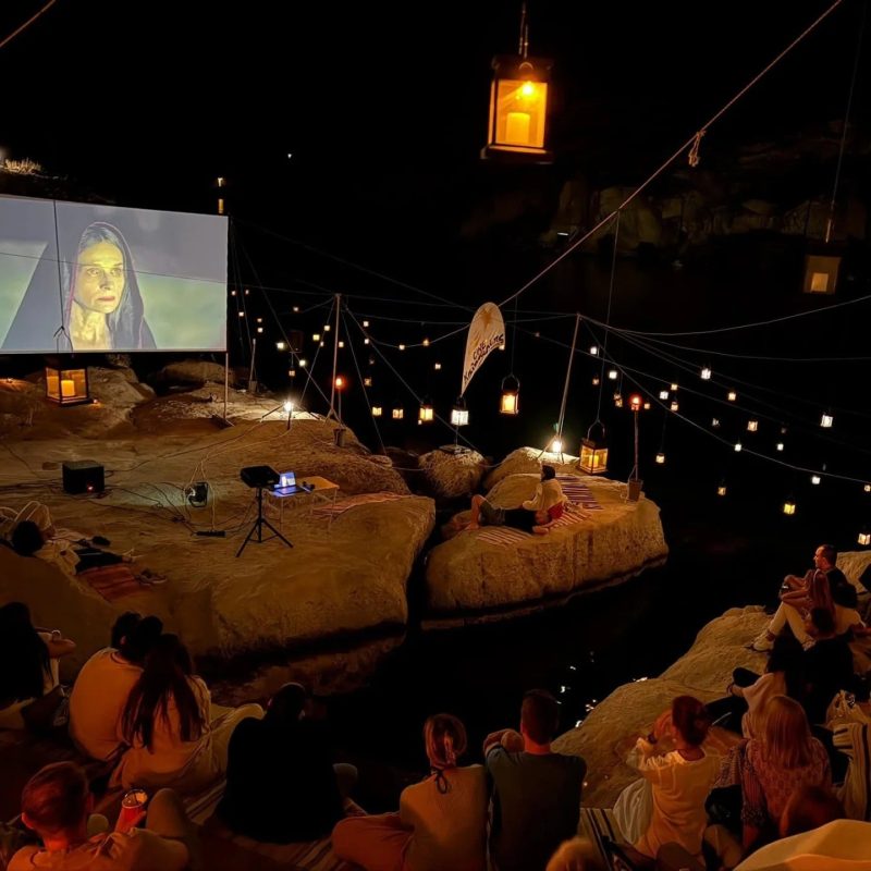 To viral θερινό σινεμά στην Κίμωλο, πάνω στα βράχια της θάλασσας