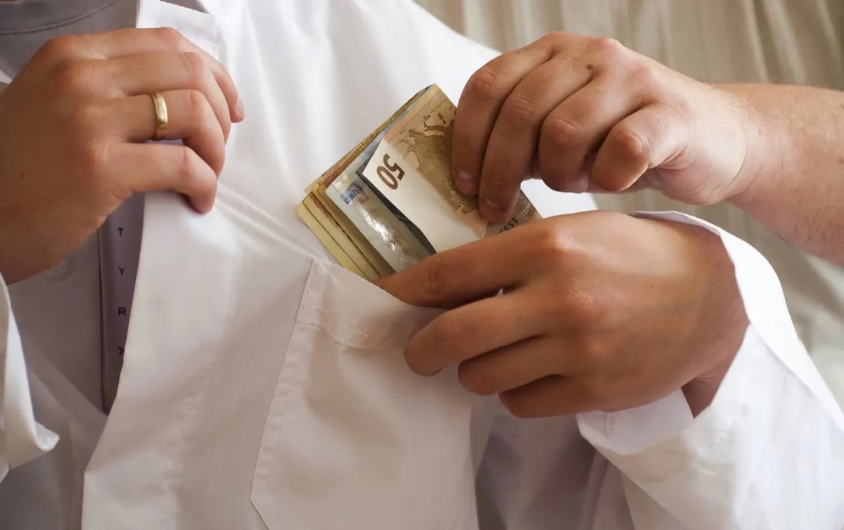 Kαρδιοχειρουργός στο Πανεπιστημιακό Λάρισας πιάστηκε επ’ αυτοφώρω με φακελάκι για να χειρουργήσει ασθενή