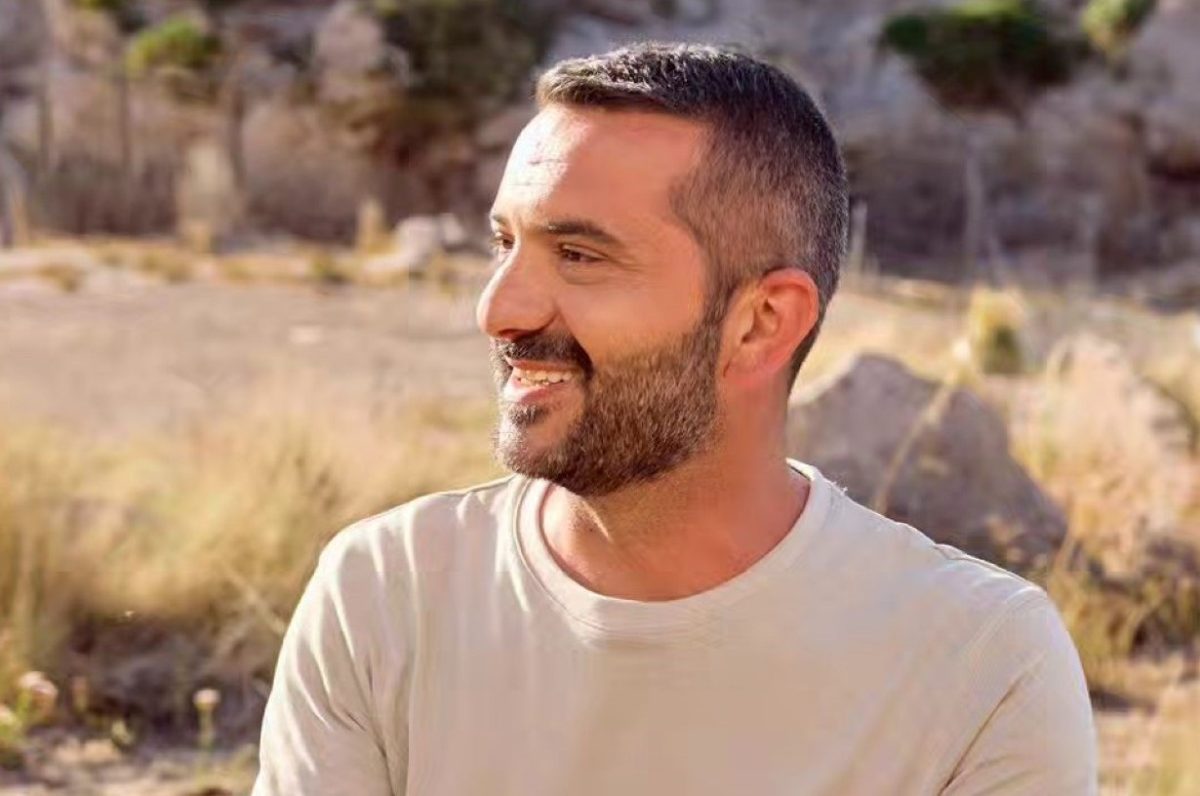 Λεωνίδας Κουτσόπουλος: Το ονειρικό ξύλινο σπιτάκι στον κήπο που έφτιαξε με τον γιο του