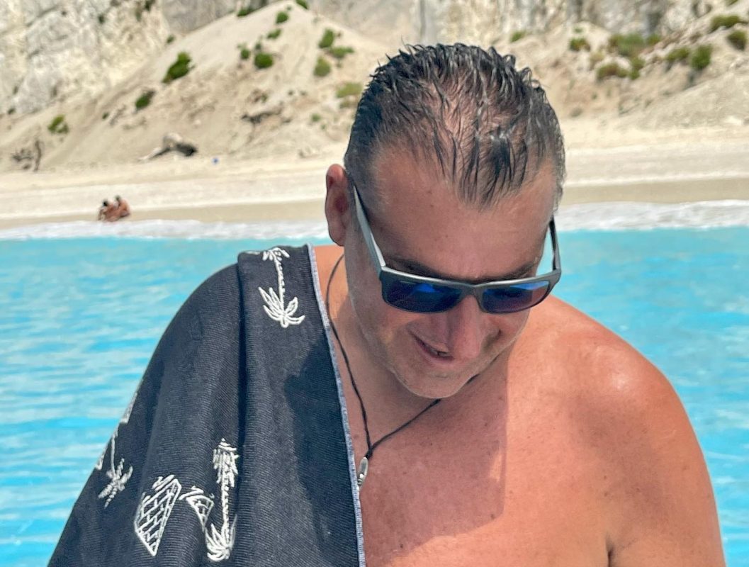 Αποκλεισμένος στην Τήνο ο Γιώργος Λιάγκας – Βγήκε στην εκπομπή από την παραλία