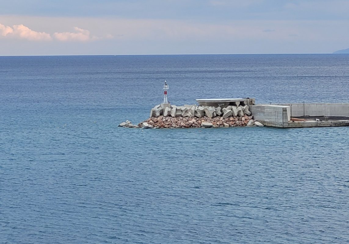 Πτώση ελικοπτέρου στη μαρίνα Βουλιαγμένης – Σώοι οι επιβαίνοντες