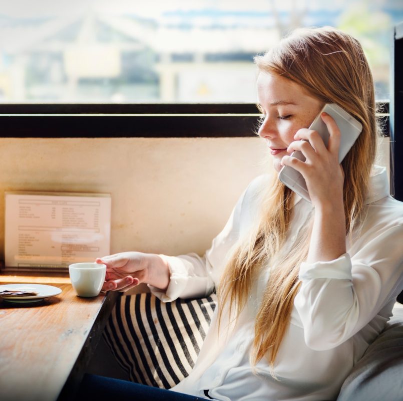 Μιλάτε στο τηλέφωνο από το αριστερό αυτί; Όσα πρέπει να γνωρίζετε