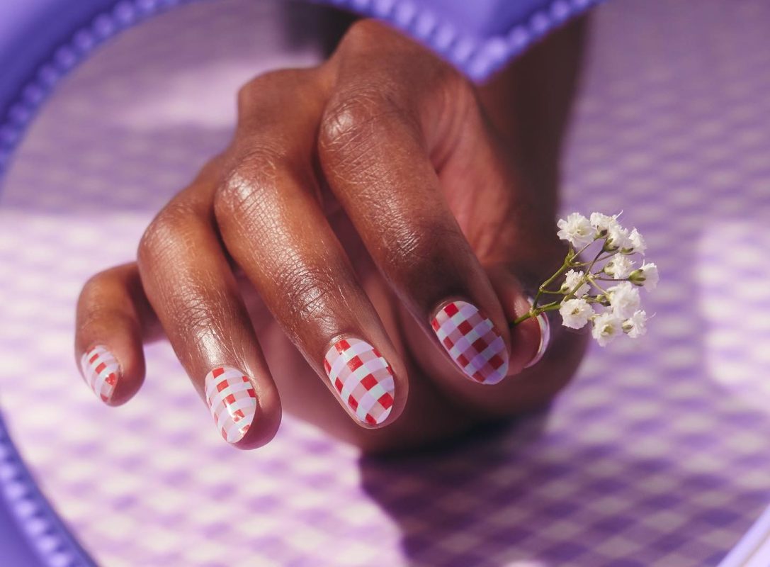 Gingham nails: Η πιο φρέσκια τάση στο μανικιούρ έρχεται κατευθείαν από το καρό κουβερτάκι του πικνίκ