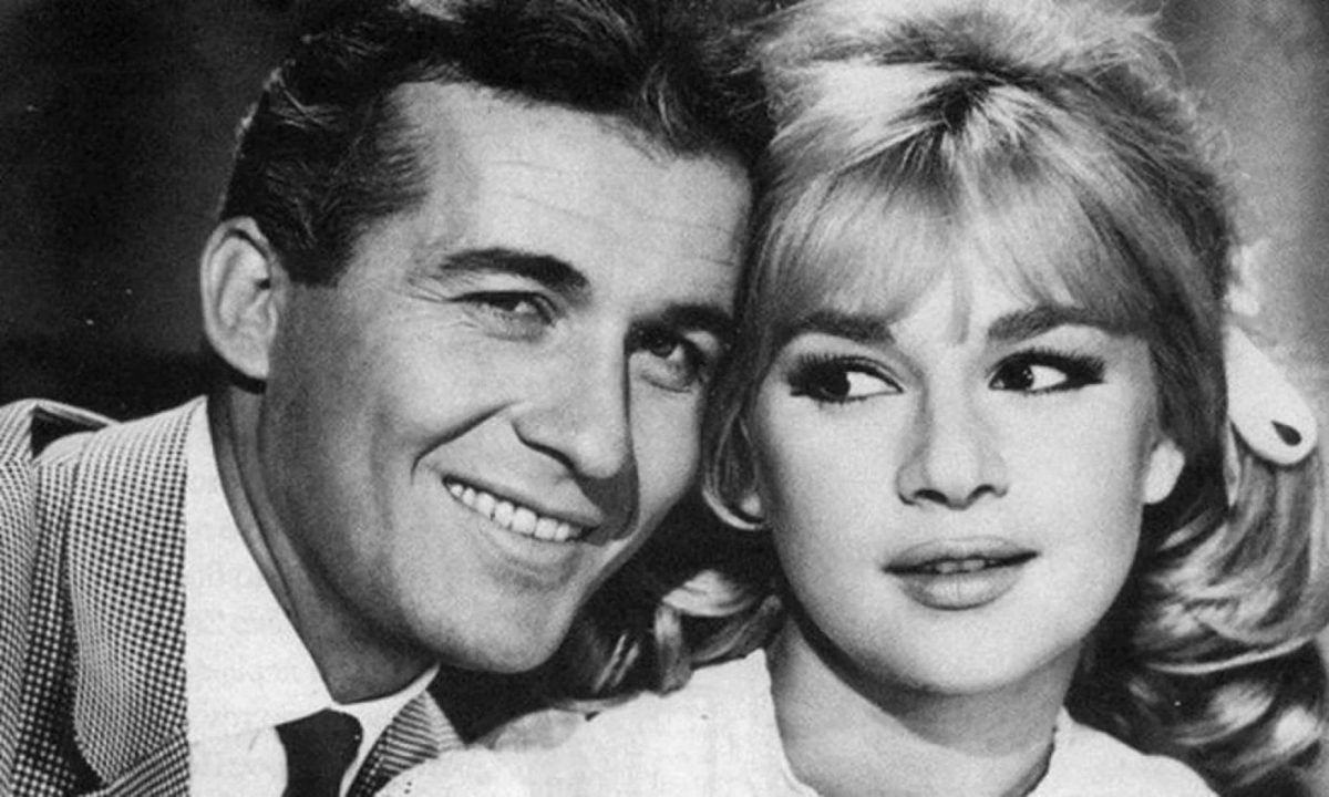 Αλίκη Βουγιουκλάκη – Δημήτρης Παπαμιχαήλ: Ποζάρουν μετά την επίσημη ανακοίνωση του γάμου τους – Σπάνια φωτογραφία από το 1964