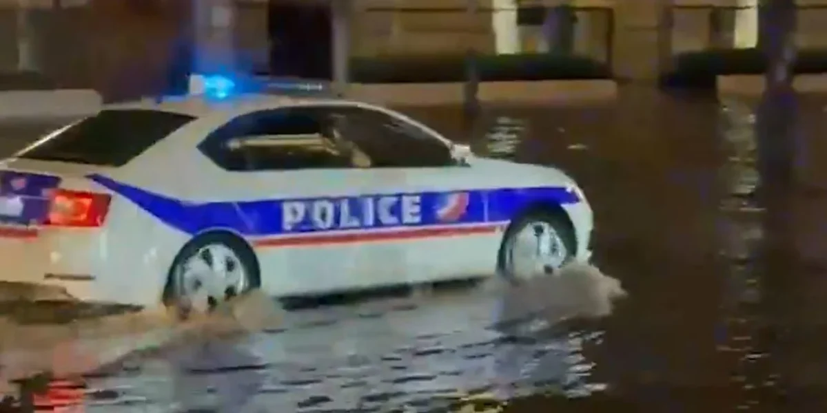 Γαλλία: Αστυνομικοί κάνουν περιπολία στους πλημμυρισμένους δρόμους με μουσική από τον …Τιτανικό – Το viral βίντεο