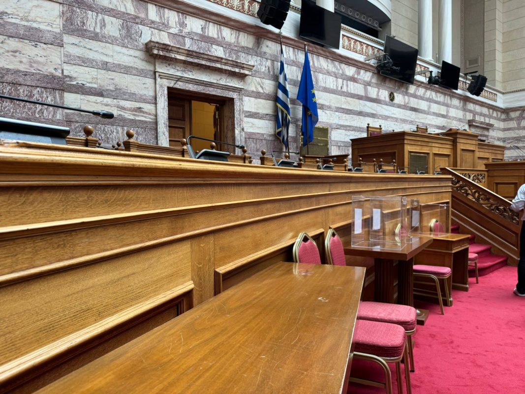 Άρχισε η προετοιμασία της Ολομέλειας με τις 14 κάλπες για την αυριανή συζήτηση