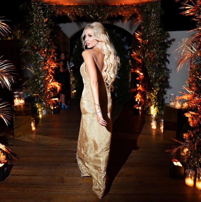 Εκθαμβωτική η Κωνσταντίνα Σπυροπούλου στη βάπτιση του γιου της – Το γλέντι δίπλα στο κύμα και ο υπέροχος στολισμός