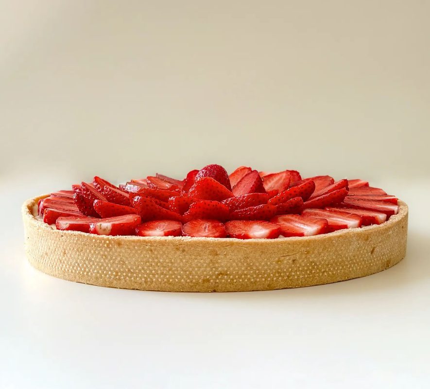 Η πιο ακαταμάχητη τάρτα φράουλας με βελούδινη κρέμα: Η συνταγή που θα φτιάχνετε ξανά και ξανά!