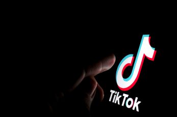 Το TikTok υπέγραψε συμφωνία για να αποφύγει την απαγόρευσή του στις ΗΠΑ
