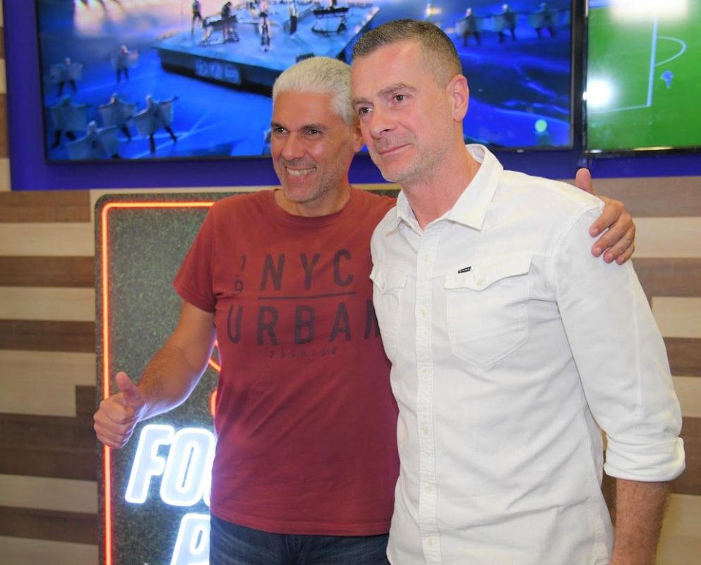 Ο Άγγελος Μπασινάς και ο Στέφανος Κοτσόλης με τον ιδιοκτήτη του καταστήματος ΟΠΑΠ, Αντώνη Κατηνιό