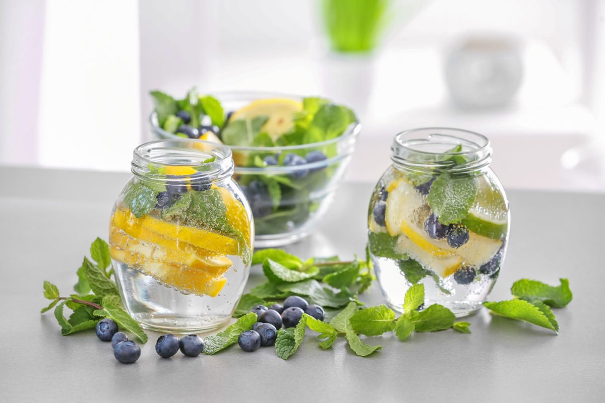 Η συνταγή της ημέρας: Νερό με φρούτα & βότανα (Detox Water)