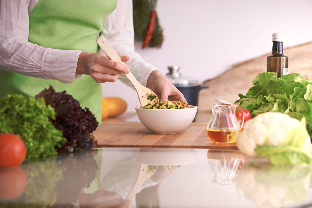 Η συνταγή της ημέρας: Mini σαλάτα με κινόα, φρέσκα λαχανικά και φέτα – Ό,τι πρέπει για το μεσημεριανό της Τρίτης