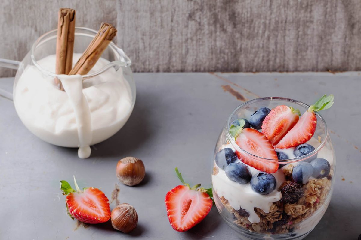 Η συνταγή της ημέρας: Εύκολο γλυκό ψυγείου με γιαούρτι, μπισκότα & φρούτα