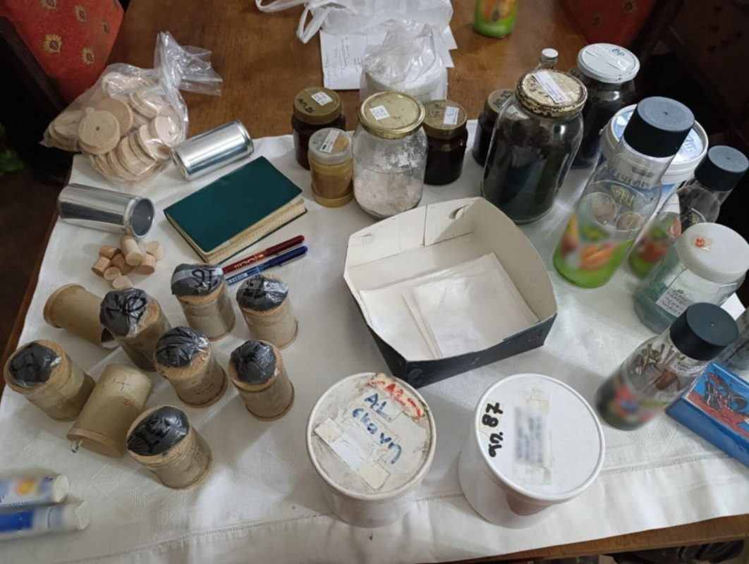 Θεσσαλονίκη: 81χρονος εκτόξευε ρουκέτες σε πολυκατοικία – Έκρυβε στο σπίτι 13 κιλά πυρίτιδας και όλμο