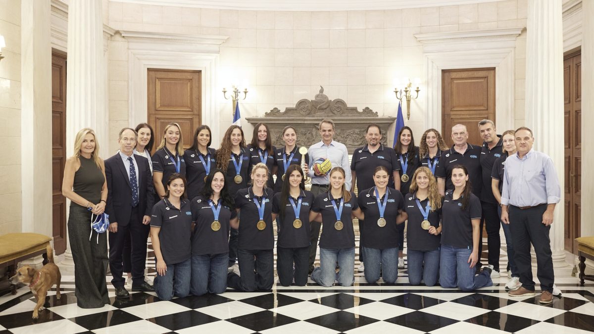 Συνάντηση του Μητσοτάκη με τη «χρυσή» εθνική ομάδα πόλο γυναικών