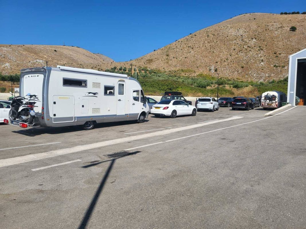 Μόνο στο real.gr: Ταλαιπωρία λόγω καθυστερήσεων στο τελωνείο Μαυροματίου – ΕΙΚΟΝΕΣ