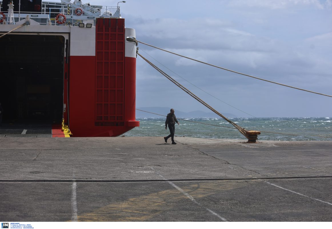 Στο Μαρμάρι επιστρέφει το «Εύβοια Σταρ» λόγω της φωτιάς μεταξύ Πικερμίου Ραφήνας