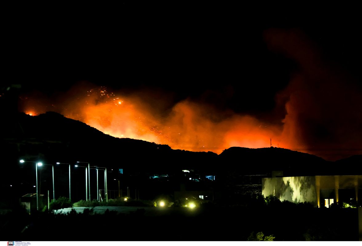 Σε εξέλιξη η φωτιά στο Λασίθι: «Η κατάσταση είναι δύσκολη» – Η μάχη για την κατάσβεσή της θα είναι ολονύχτια