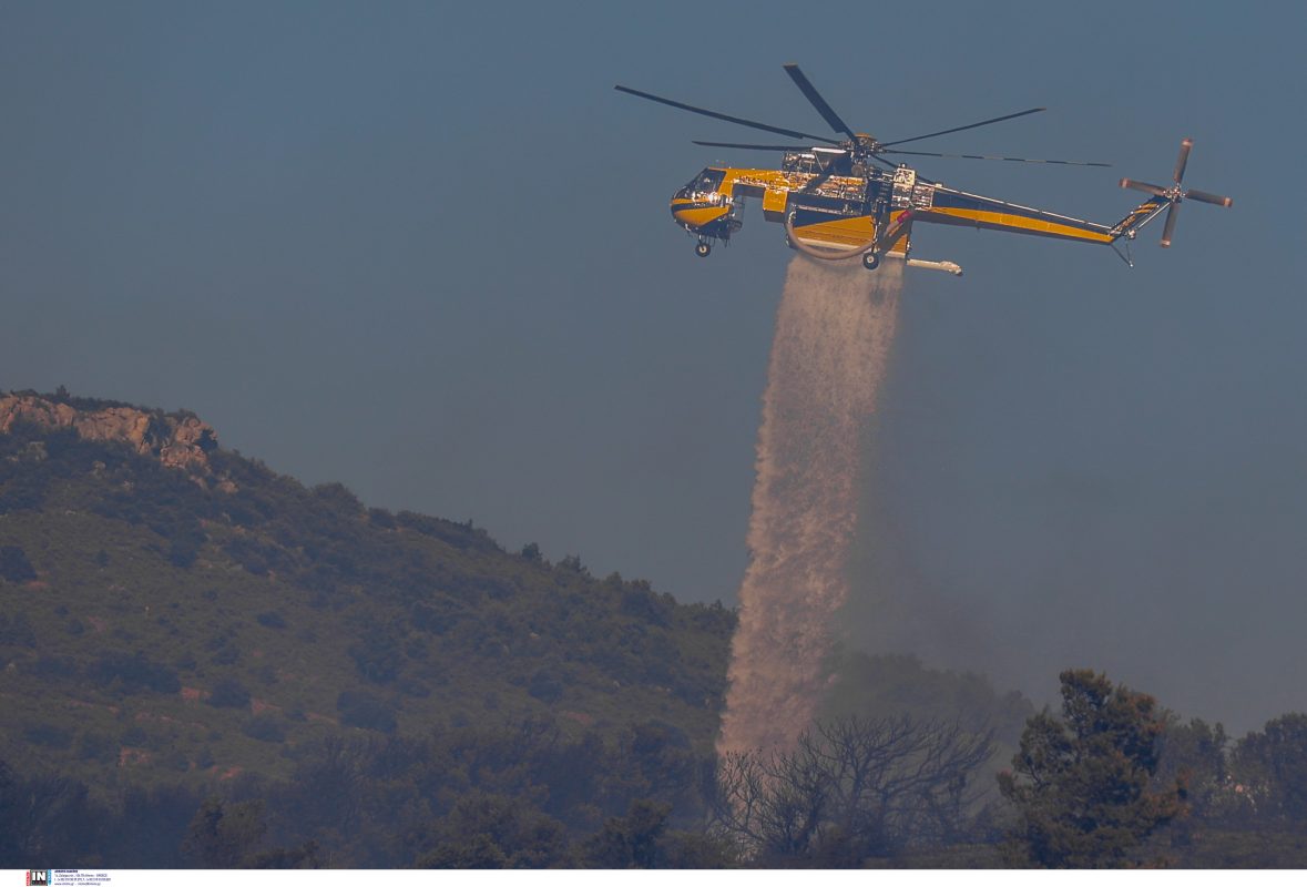 Σε ύφεση η φωτιά σε Πικέρμι-Σπάτα: Κάηκαν σπίτια και αυτοκίνητα