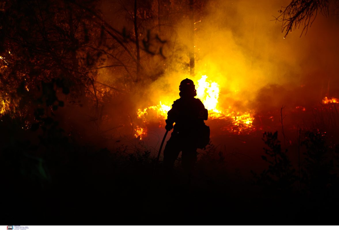 Ωρωπός: Ολονύχτια μάχη με τη φωτιά – «Ασπίδα» δασοκομάντος για να σωθεί το Ασπροχώρι