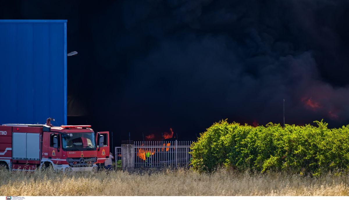 Ριτσώνα: Καταστράφηκε ολοσχερώς το εργοστάσιο πλαστικών – Καλύτερη η εικόνα της πυρκαγιάς