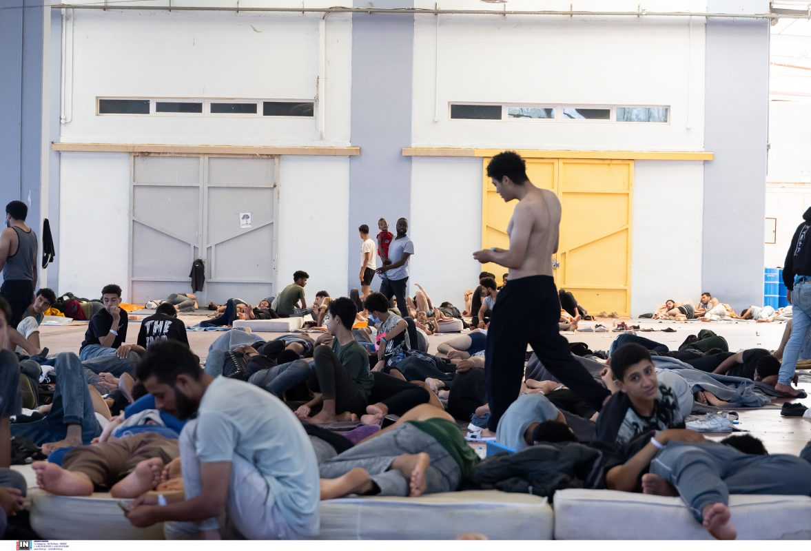 Προχωρά η αποσυμφόρηση της Κρήτης – Εκατοντάδες μετανάστες μεταφέρονται καθημερινά στην ηπειρωτική Ελλάδα