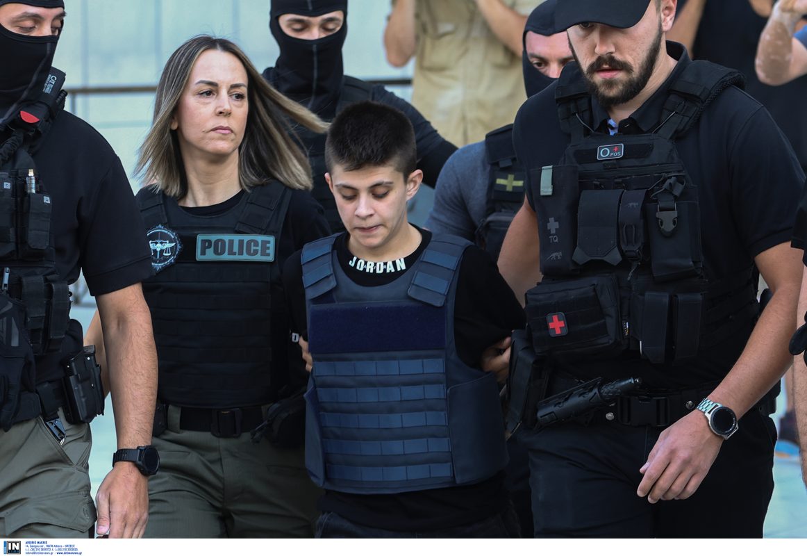 Ειρήνη Μουρτζούκου: Έφτασε στην Πάτρα για την απολογία της – Αποδοκιμασίες από το πλήθος που συγκεντρώθηκε έξω από τα δικαστήρια