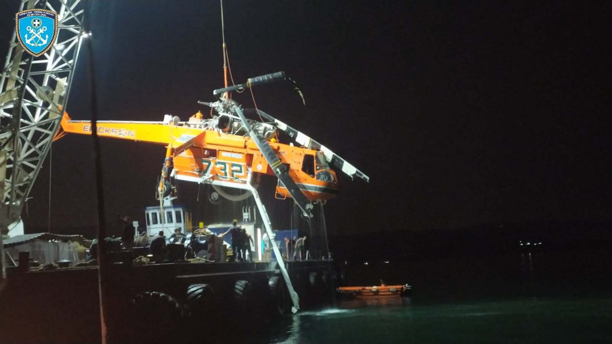 Πτώση ελικοπτέρου στην Ελευσίνα: Eικόνες από την ανέλκυσή του