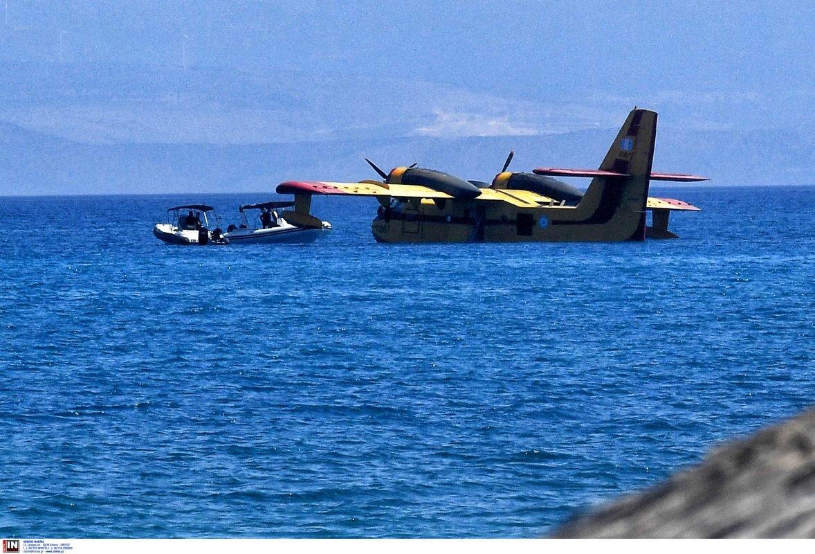 Προσθαλάσσωση πυροσβεστικού αεροσκάφους στον Κορινθιακό – Σώοι οι δυο πιλότοι – BINTEO από τη ρυμούλκηση