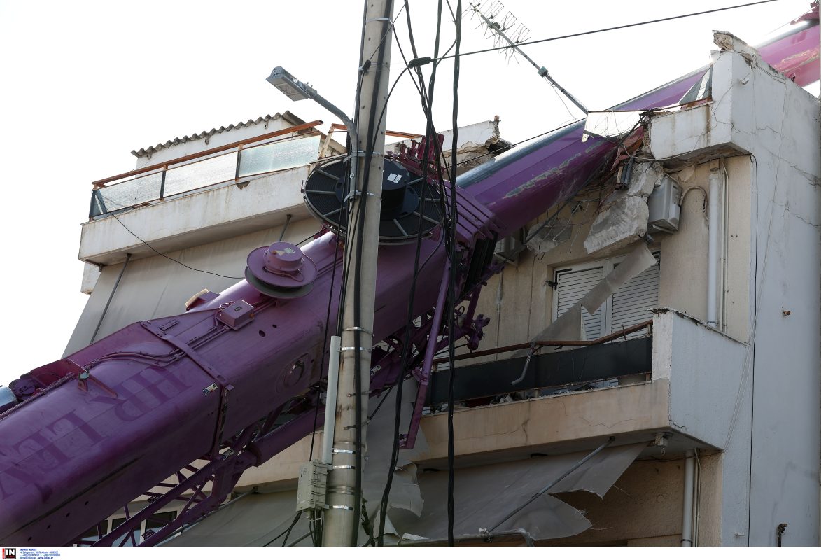 Περιστέρι: Γερανοφόρο όχημα έπεσε πάνω σε διώροφη οικία – ΒΙΝΤΕΟ