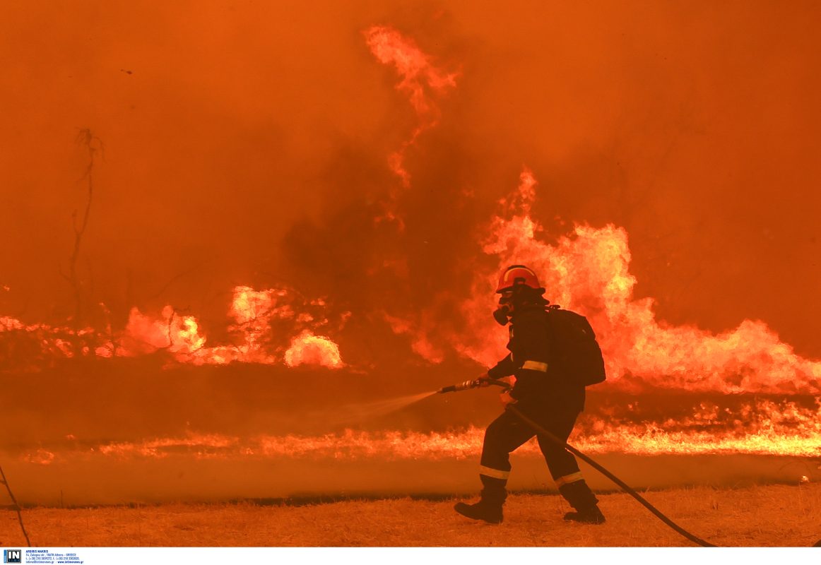 Ολονύχτια μάχη με πύρινα μέτωπα σε Εύβοια, Μεσσηνία, Κύθηρα, Κρήτη – Κάηκαν σπίτια στο Κρυονέρι