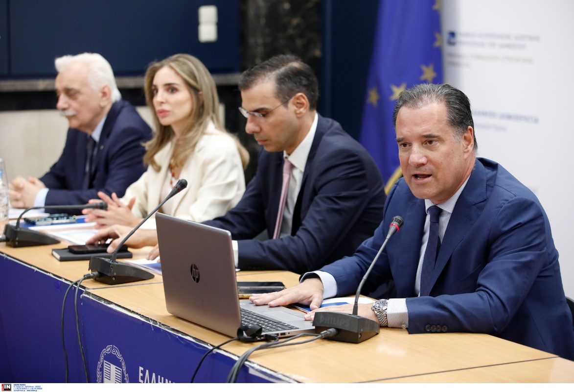 Γεωργιάδης: Το «βραχιολάκι» έφερε ηρεμία και τάξη στα νοσοκομεία – Σημαντική μείωση του χρόνου αναμονής