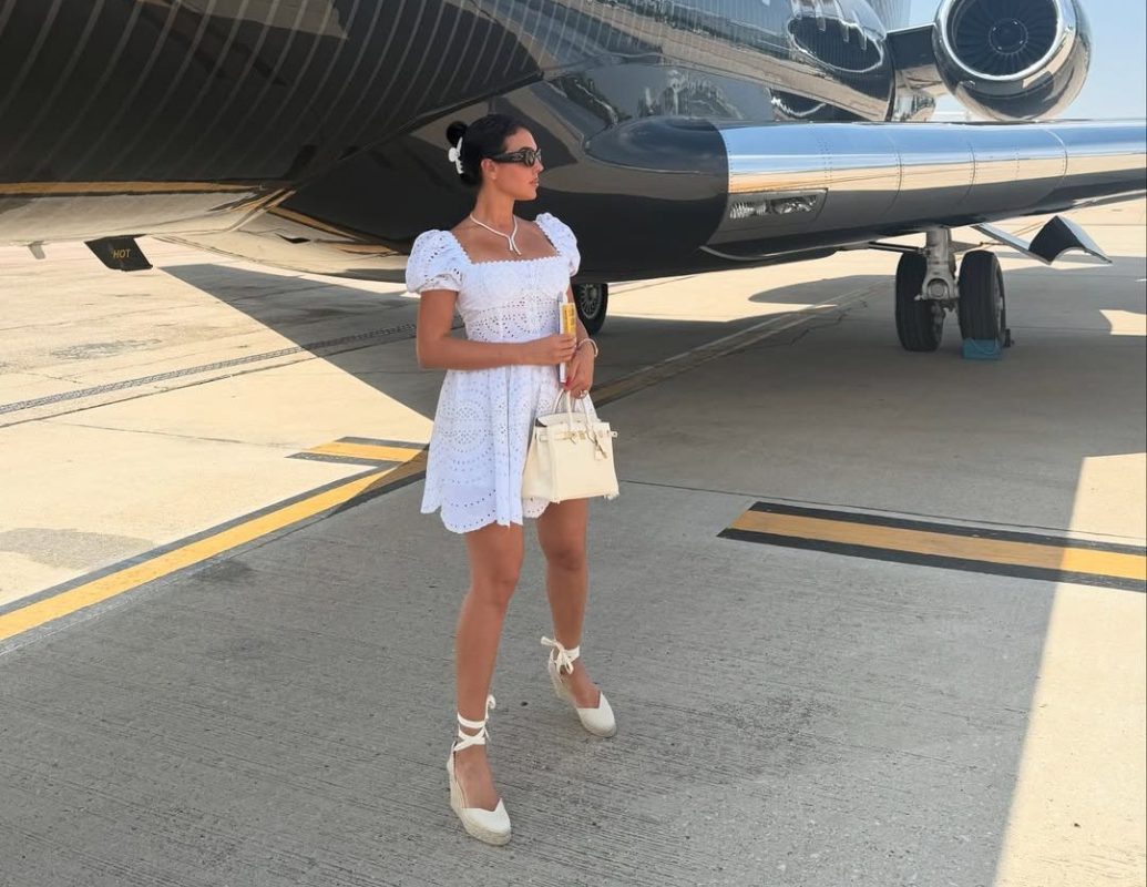 Η Georgina Rodríguez κάνει διακοπές στην Ελλάδα με το πιο κομψό φόρεμα του καλοκαιριού