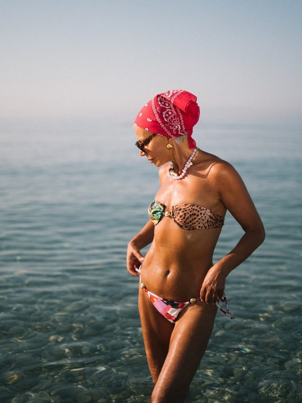 Μυστικό στιλάτων γυναικών: Η μπανάνα είναι το αξεσουάρ που «σώζει» κάθε outfit -5 τρόποι για να τη φορέσουμε επιτυχημένα