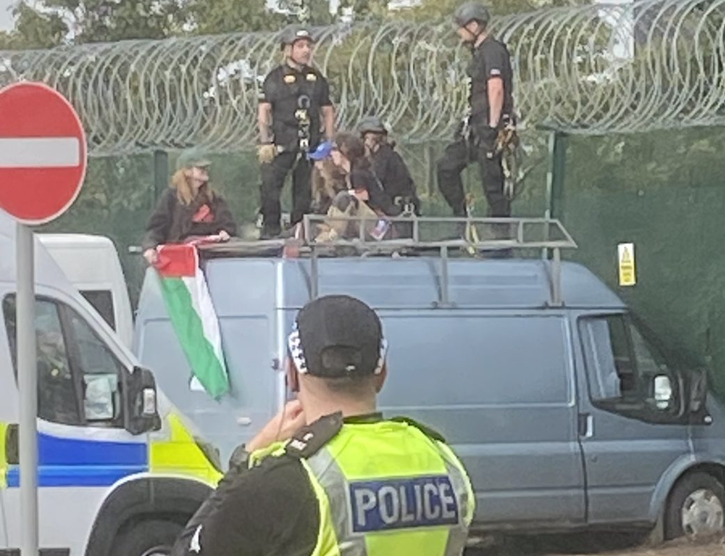 Βρετανία: Ακτιβιστές έριξαν βαν στον φράχτη αμυντικής βιομηχανίας που φέρεται να προμηθεύει το Ισραήλ