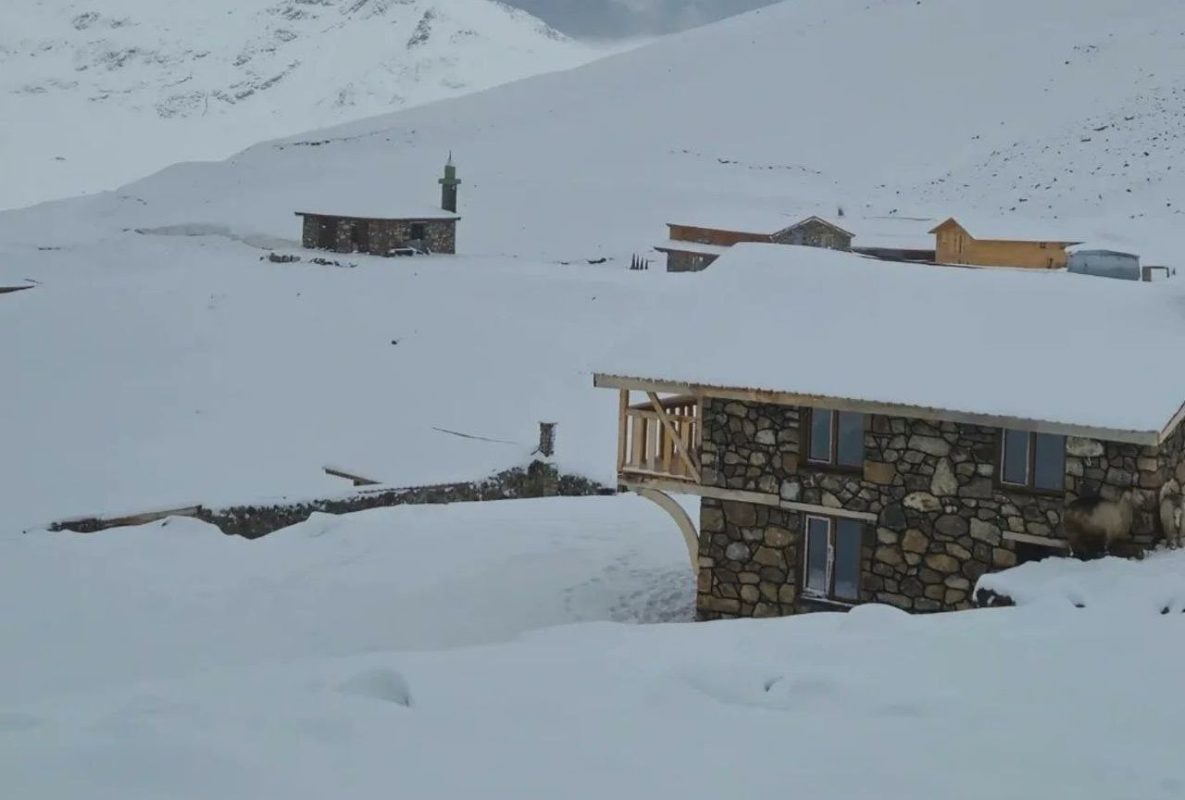 «Τρελάθηκε» ο καιρός στην Τουρκία: Χιόνι στο ανατολικό τμήμα, πυρκαγιές στα δυτικά