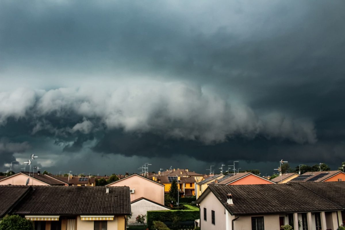 Ιταλία: Νεροποντή στην ευρύτερη περιοχή του Μιλάνου – Μια γυναίκα καταπλακώθηκε από δέντρο και έχασε την ζωή της