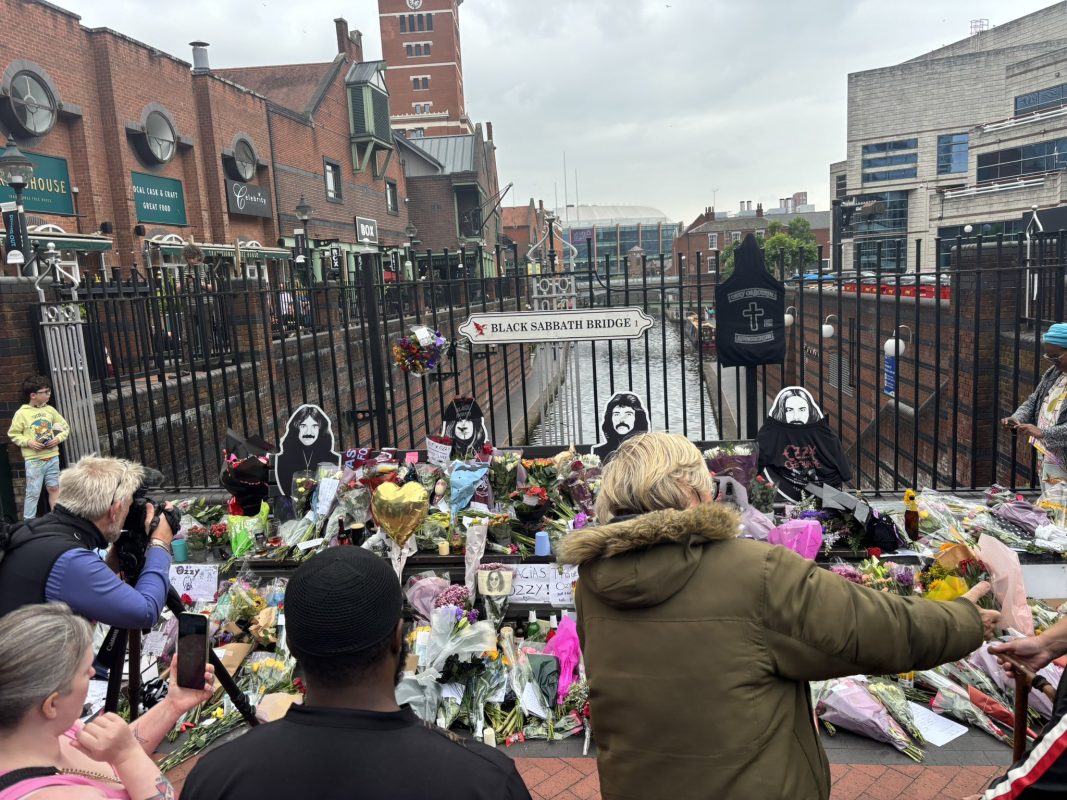 Βρετανία: Στο Μπέρμιγχαμ, οι θαυμαστές του Όζι Όζμπορν αποτίουν φόρο τιμής στο «είδωλο της πόλης»