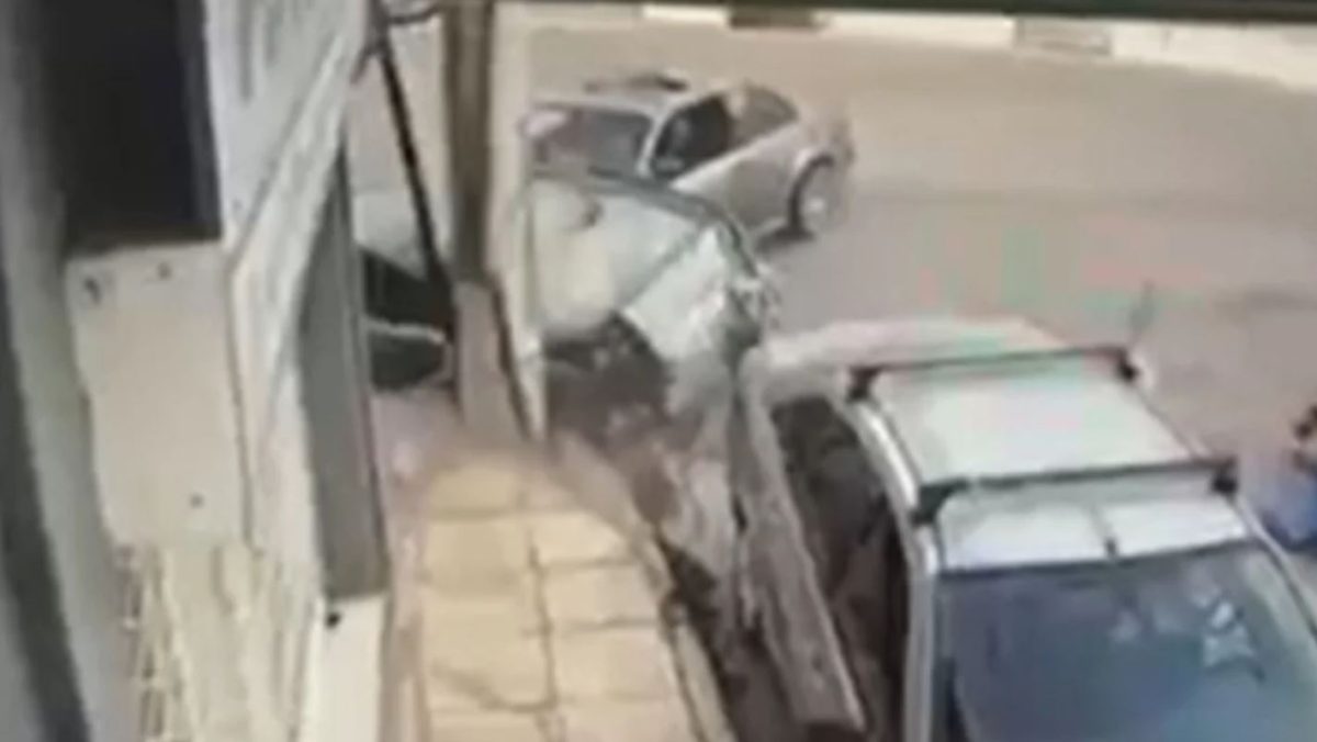 Ιλιον: Βίντεο ντοκουμέντο από τη στιγμή που 42χρονος παρασύρει με το αυτοκίνητο ένα 9χρονο και δύο ηλικιωμένους