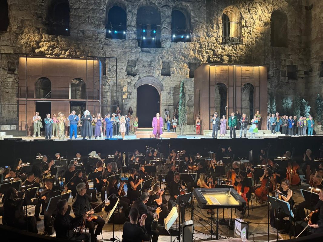 Θερμό χειροκρότημα για τον «Ριγολέττο» στο Ηρώδειο – Συγκλονιστική η ερμηνεία του βαρύτονου Δημήτρη Πλατανιά