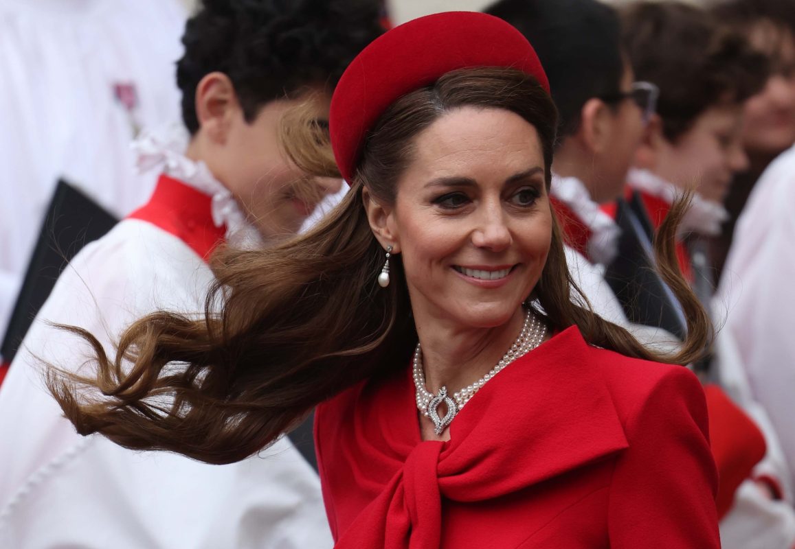 Στα κόκκινα η Kate Middleton – Νέα εντυπωσιακή εμφάνιση σε επίσημο δείπνο