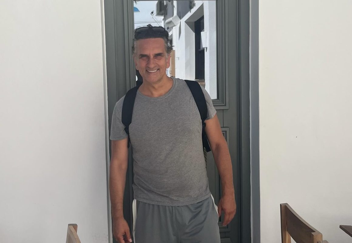 Νίκος Ψαρράς: Στιγμές χαλάρωσης στην Τήνο με την σύζυγό του