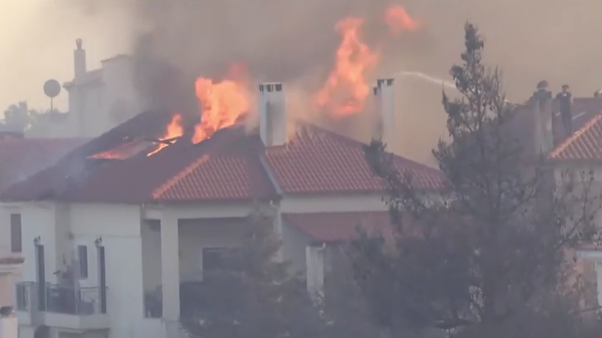 Φωτιά στη Δροσοπηγή Αττικής: Καίγονται σπίτια στο Κρυονέρι