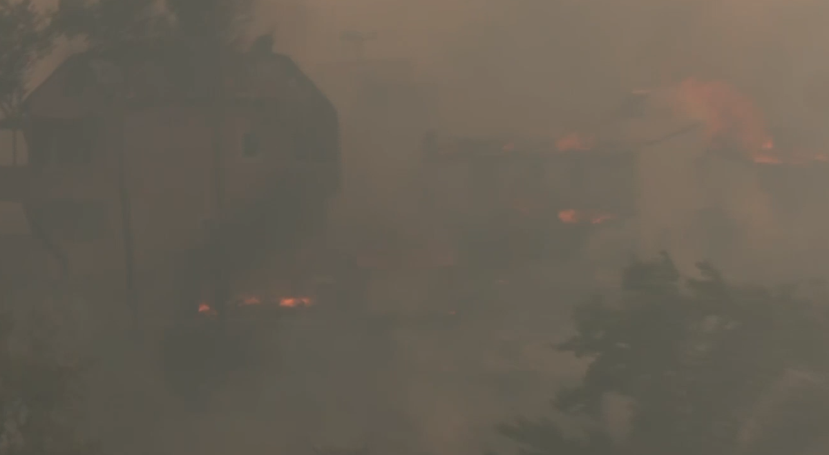 Πυρκαγιά στην Αττική: Καίγονται σπίτια στο Κρυονέρι