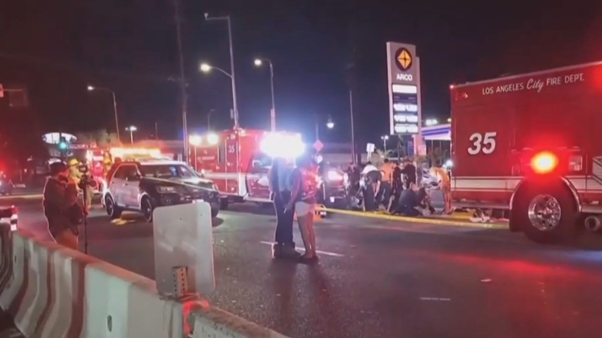 Λος Άντζελες: Επιτέθηκαν στον οδηγό του ΙΧ που έπεσε πάνω σε πλήθος και τον πυροβόλησαν