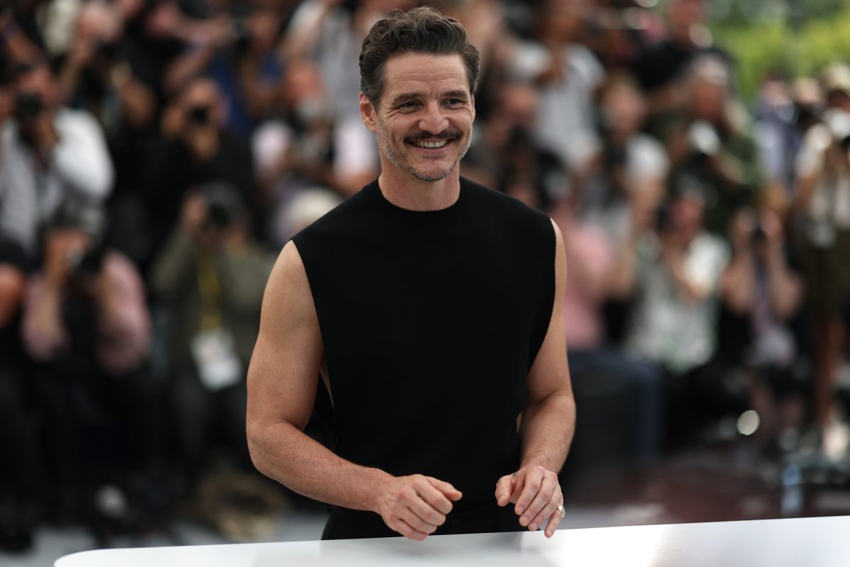 Pedro Pascal: Αντιδράσεις μετά το… ανατριχιαστικό χάδι στη σύζυγο του Willem Dafoe