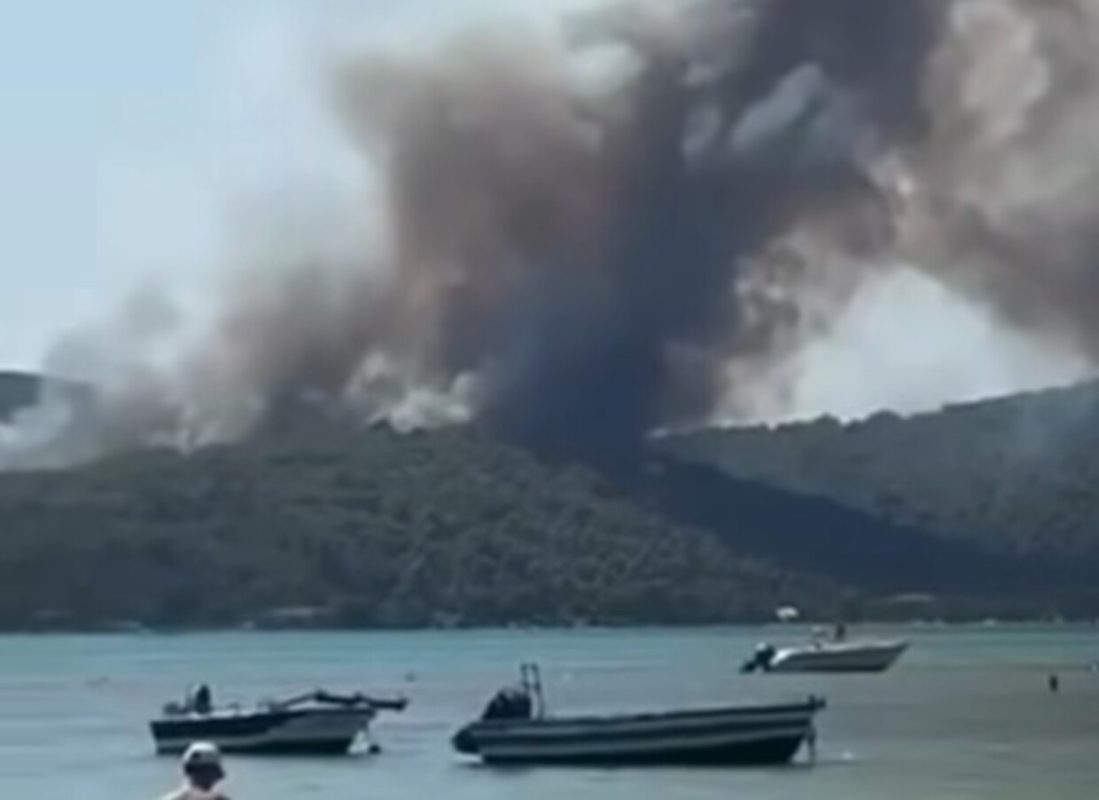 Χαλκιδική – Φωτιά στη Βουρβουρού: Καλύτερη η εικόνα – Καίει σε δύσβατη περιοχή