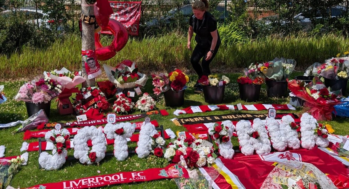Στο Άνφιλντ οι οπαδοί της Λίβερπουλ για να τιμήσουν τη μνήμη του Ντιόγκο Ζότα